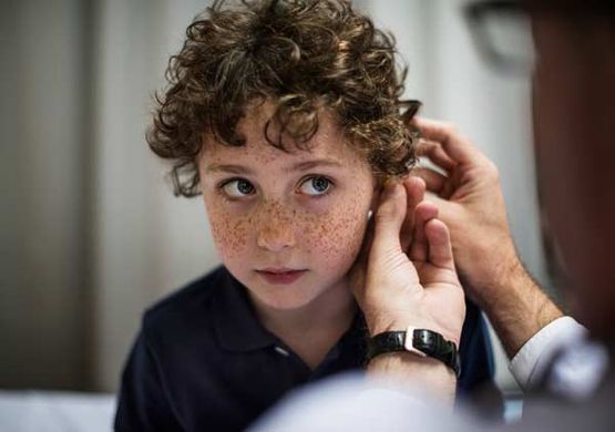 MENSOUR Centro Óptico y Auditivo niño en control de audición